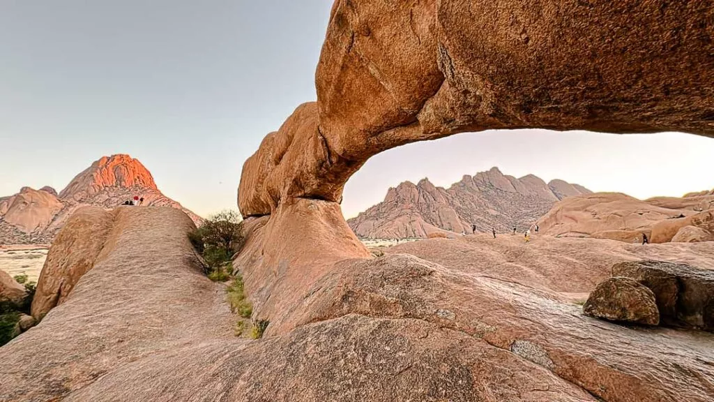 sonnenaufgang beim felsbogen arch bei spitzkoppe