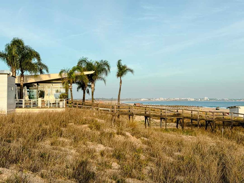 Spaziergang am Meia Praia Beach in Lagos, wunderschöne Holzstege