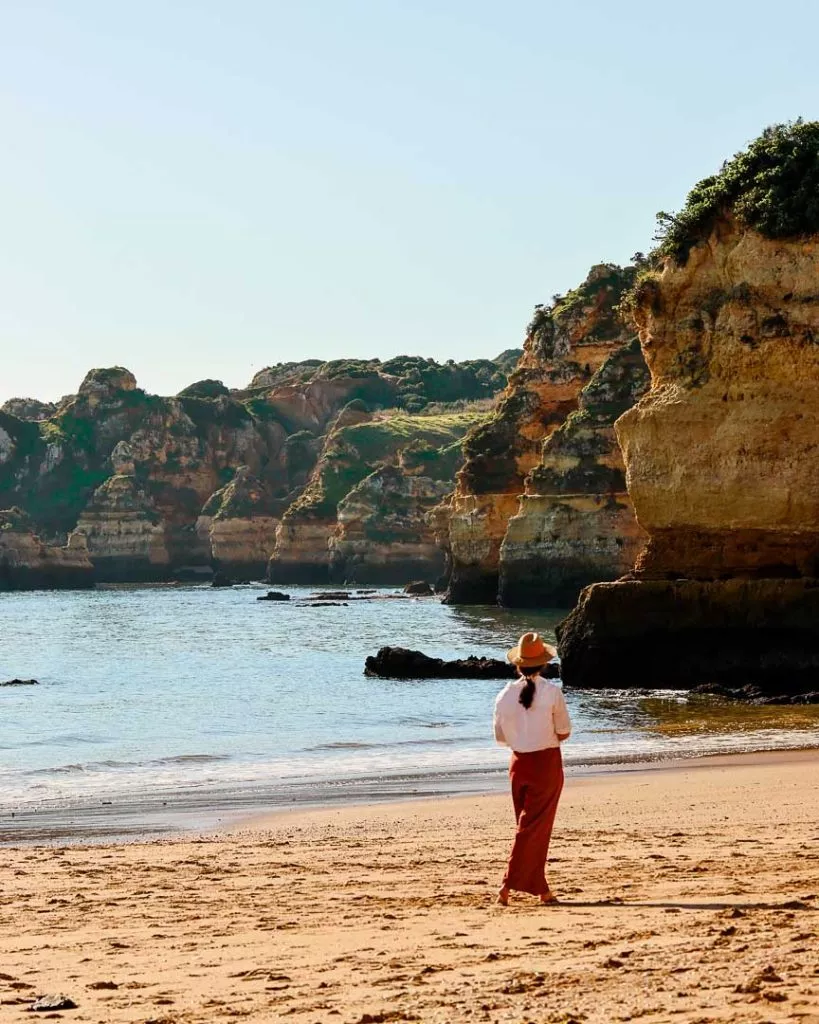 Spaziergang am Praia Dona Ana Strand, Lagos