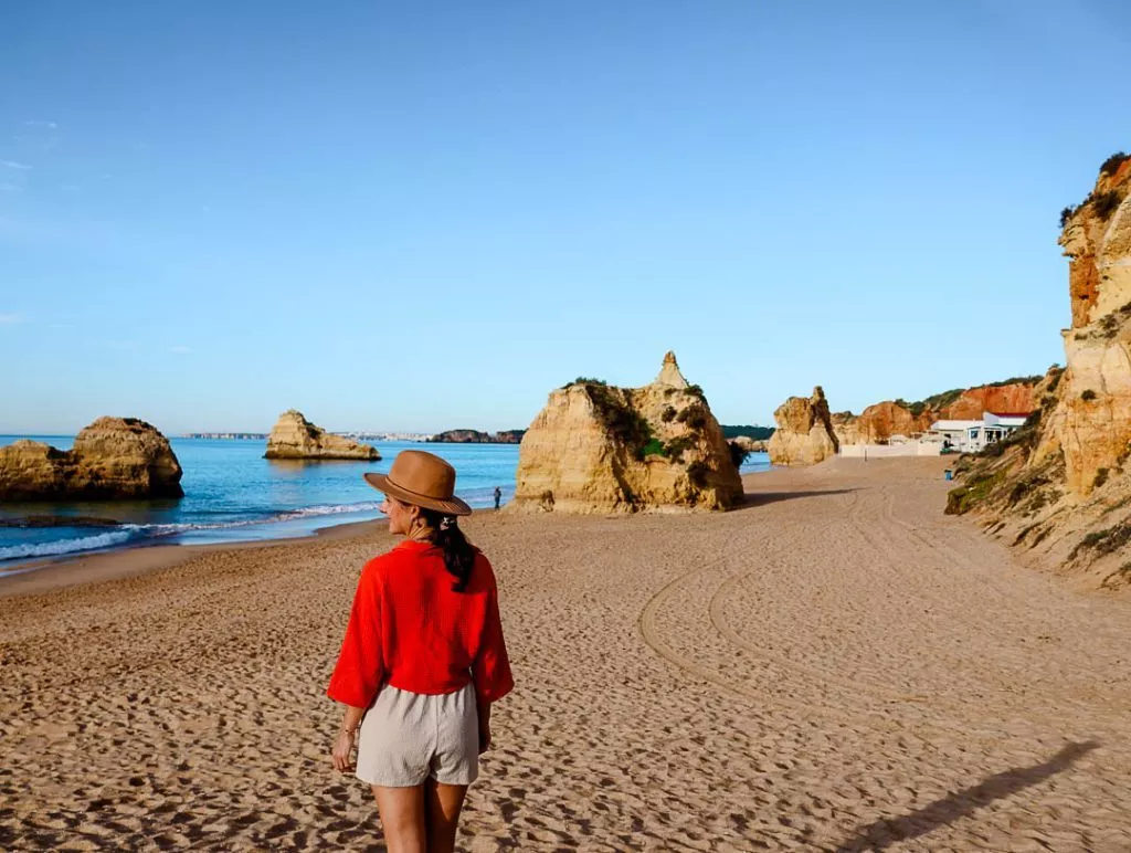 Spaziergang am Praia dos Três Castelos in Portimão