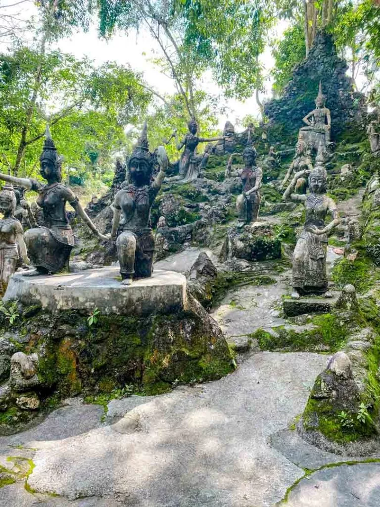 Buddha Figuren im Tarnim Magic Garden im Dschungel auf Koh Samui in Thailand