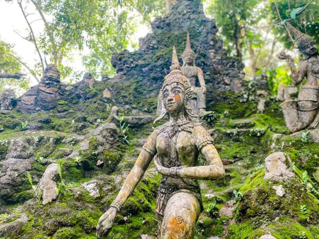 figur im tarnim magic garden im dschungel auf koh samui in thailand 2