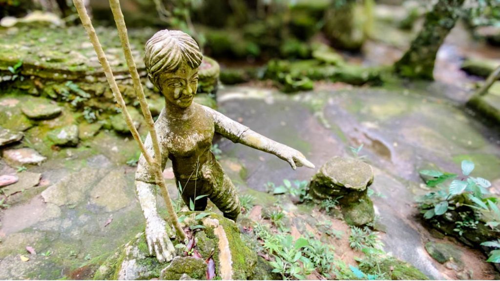 figur im tarnim magic garden im dschungel auf koh samui in thailand 3