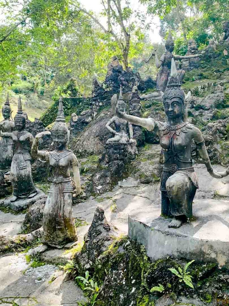 figur im tarnim magic garden im dschungel auf koh samui in thailand
