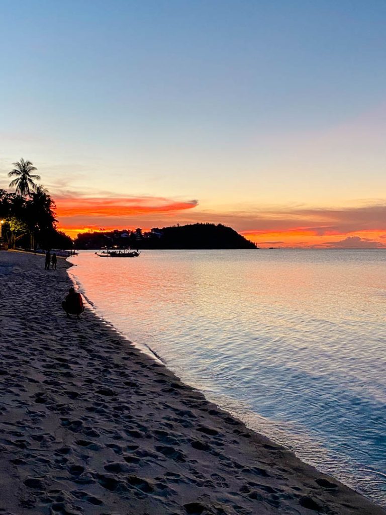 maenam beach auf koh samui in thailand sonnenuntergang