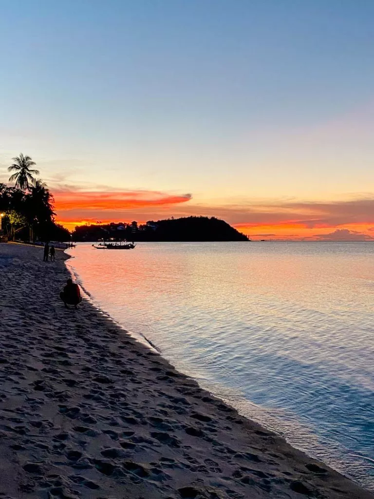 Maenam Beach auf Koh Samui in Thailand Sonnenuntergang