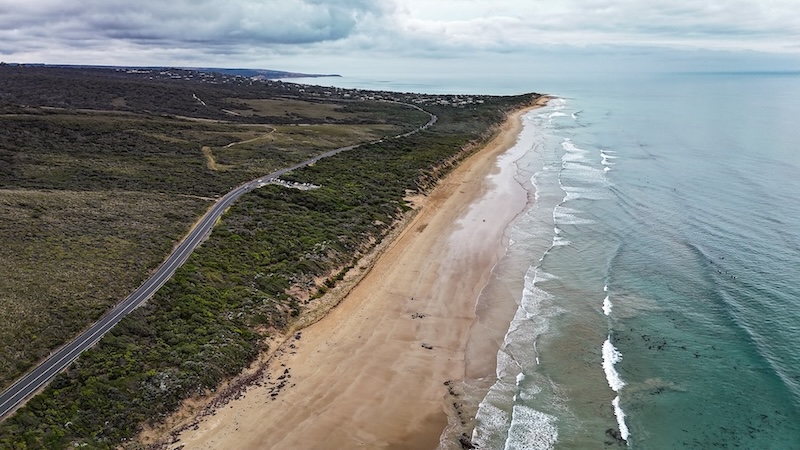 melbourne australien drohnenaufnahme der great ocean road mit kueste