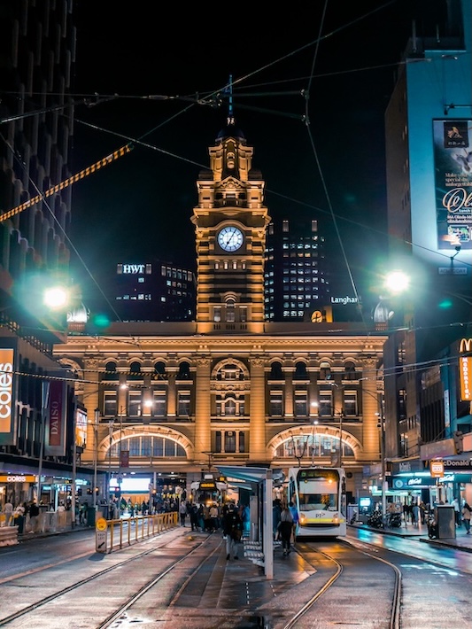 melbourne australien einfahrt zur flinders street station