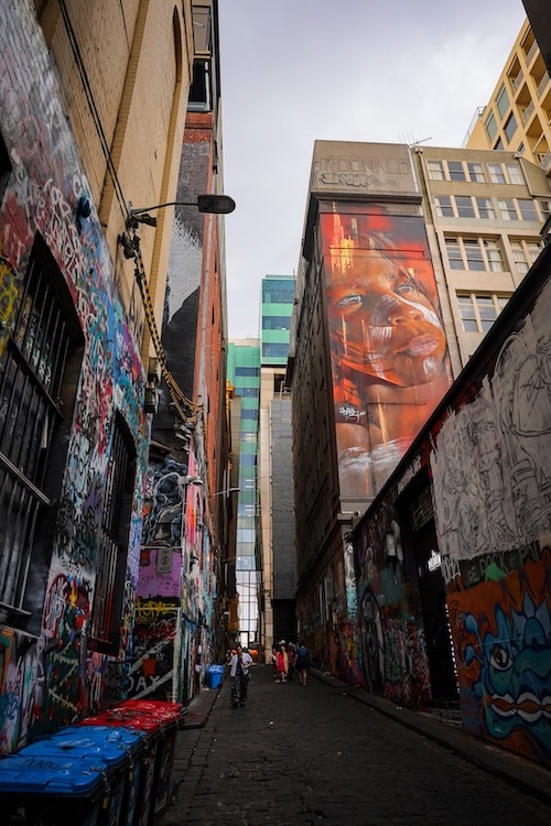 melbourne australien graffiti eines indigenen jungen auf hauswand