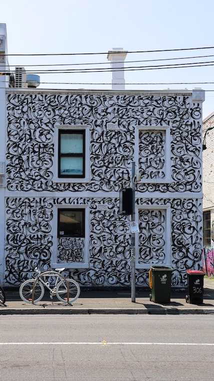 melbourne australien haus mit schwarz weissem graffiti