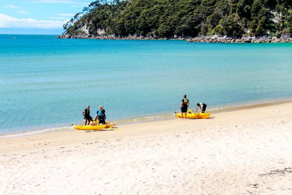Neuseeland Kanufahrer am Strand