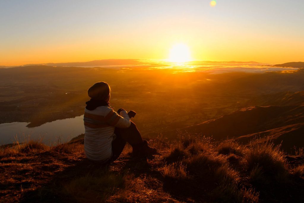 neuseeland sonnenaufgang auf dem roys peak bei wanaka