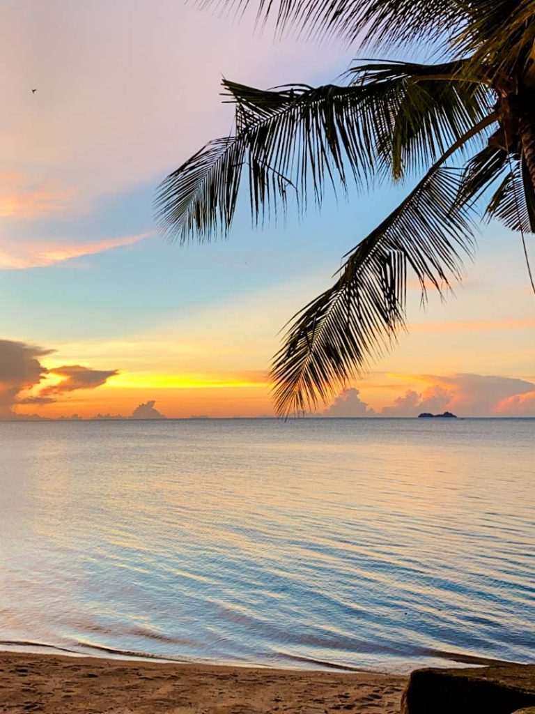 sonnenuntergang am bang por beach auf koh samui thailand