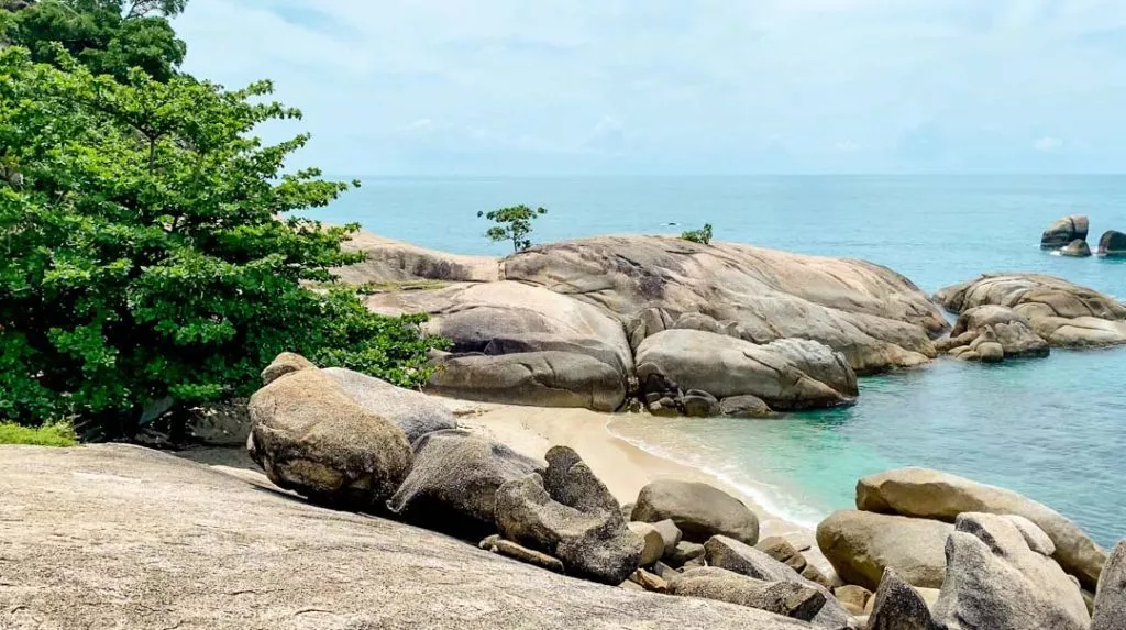 Strand Grandfather and Grandmother Rocks (Hin Ta Hin Yai) auf Koh Samui Thailand