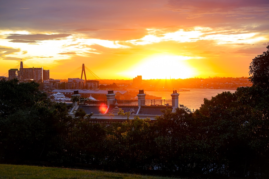 sydney highlights aussicht vom observatory hill park ueber den daechern bei sonnenuntergang