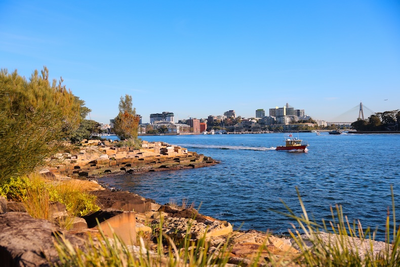 sydney highlights barangaroo reserve kleines boot im wasser