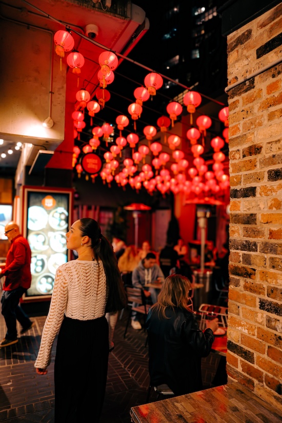 sydney highlights frau vor lampions im spice alley