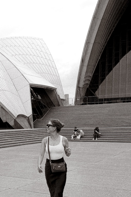 sydney highlights frau vor opernhaus