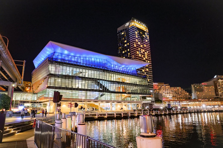 sydney highlights international convention centre icc bei dunkelheit beleuchtet
