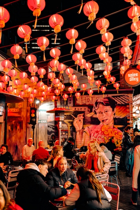 sydney highlights kleine lampions rot beleuchtet im spice alley