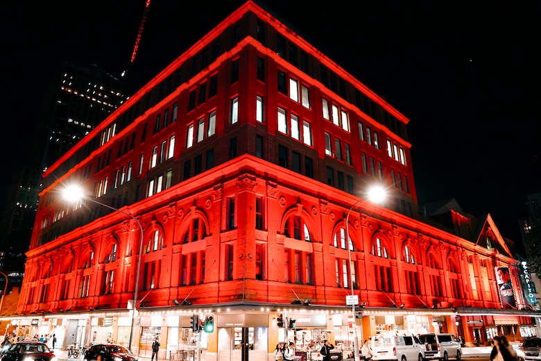 sydney highlights rot beleuchtetes gebaeude bei dunkelheit