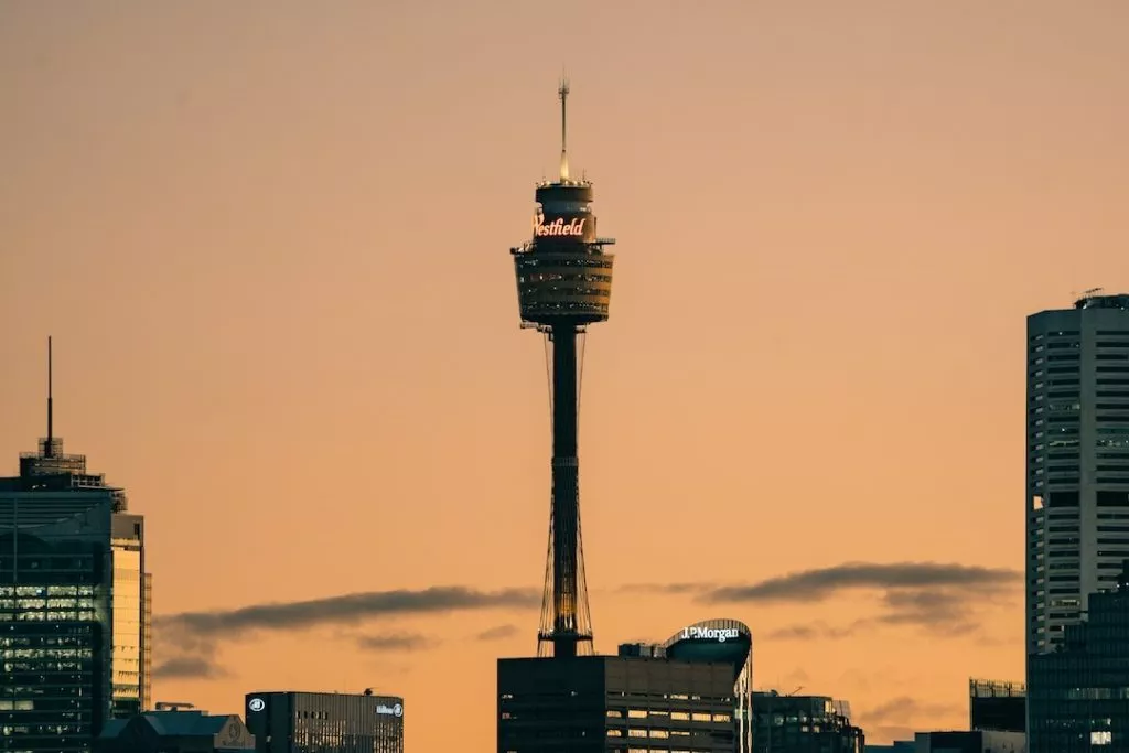 sydney highlights sydney sky tower bei sonnenuntergang