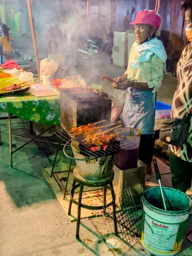 thailand koh samui nachtmarkt fishermans village night market verkaeuferin grillt spiesse