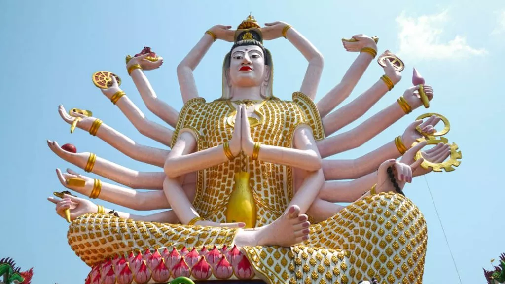 Thailand Koh Samui Sehenswürdigkeiten Wat Plai Laem Statue mit 18 Armen