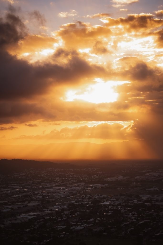 townsville australien castle hill lookout bei sonnenuntergang