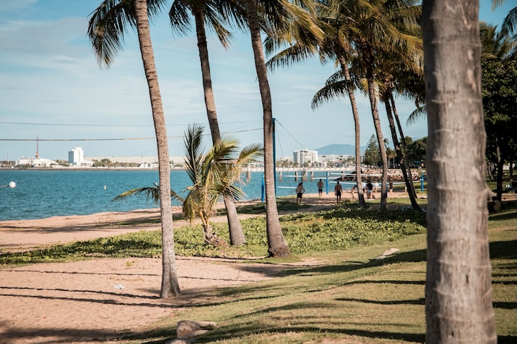 townsville australien the strand ausblick auf palmen und skyline