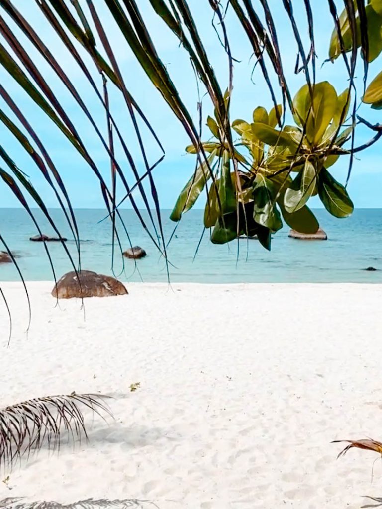 weisser sand am silver beach auf koh samui in thailand