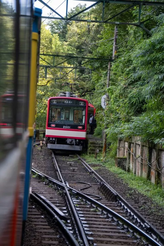Japan Hakone Zug auf der Strecke Yumoto nach Gora Japan Hakone Zug auf der Strecke Yumoto nach Gora