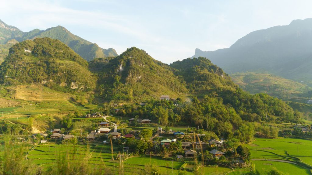 Vietnam Ha Giang Loop Blick auf ein Dorf in den Reisterassen