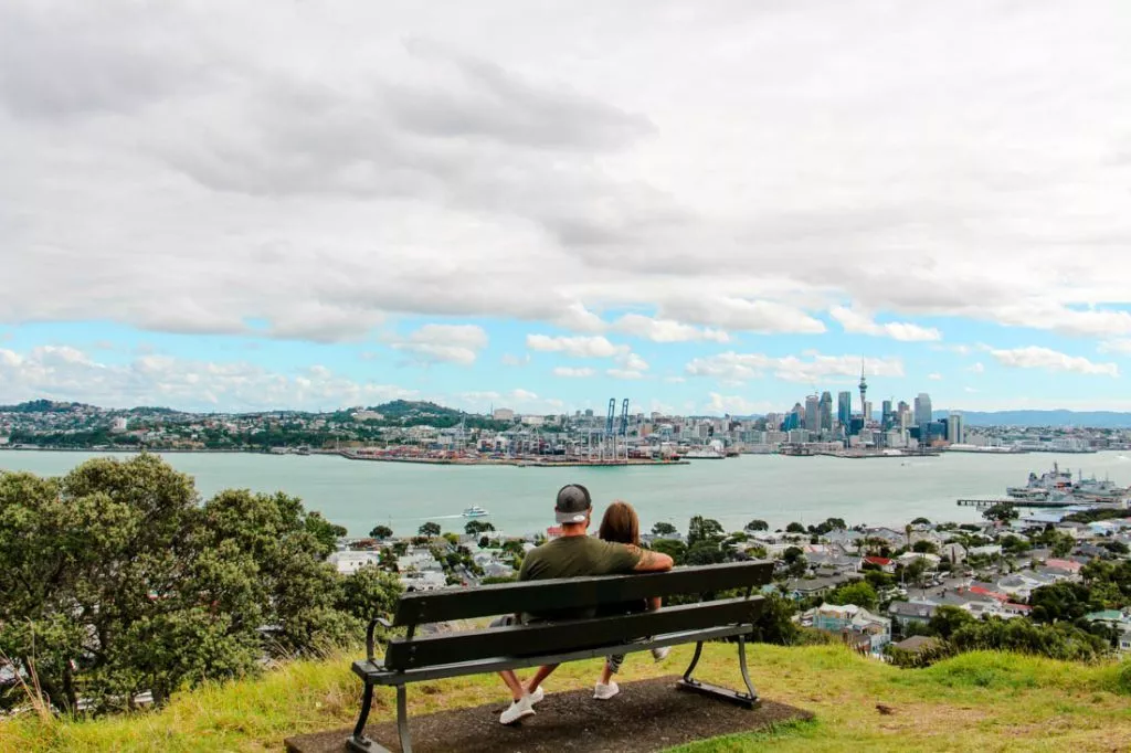 Auckland Mount Victoria, Aussicht auf die Skyline am Tag auf einer Bank