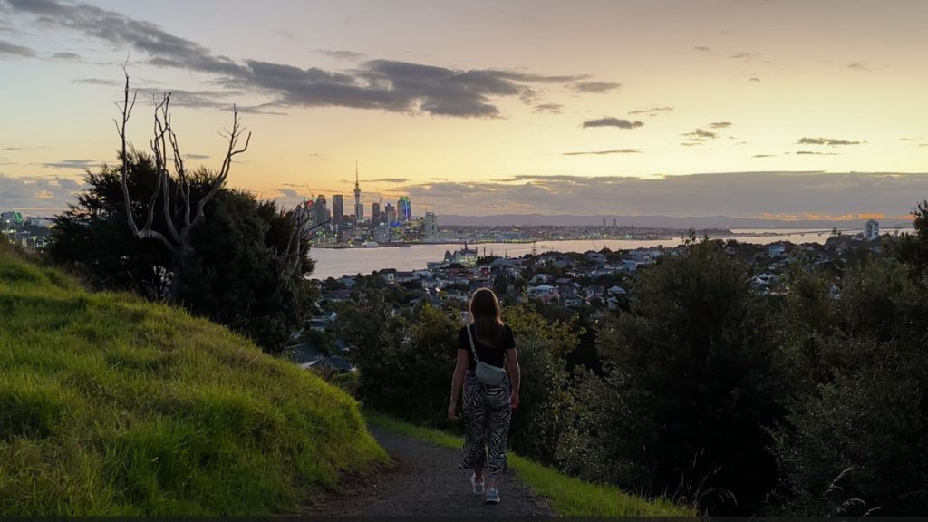 auckland mount victoria spaziergang bei sonnenuntergang
