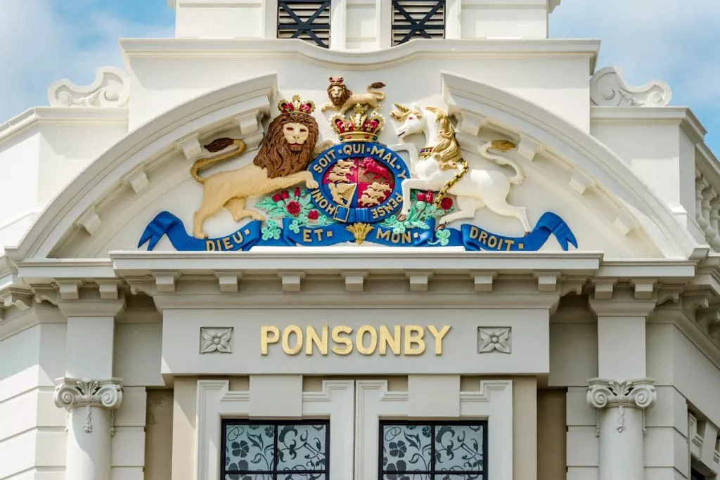 Auckland Ponsonby Road, Hotel mit Aufschrift