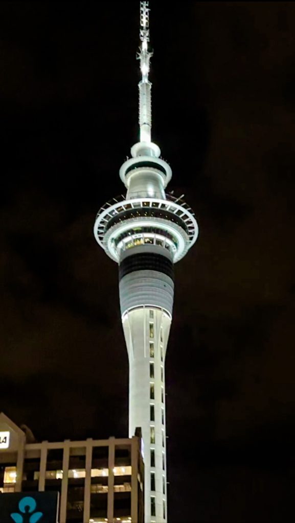 auckland sky tower bei nacht