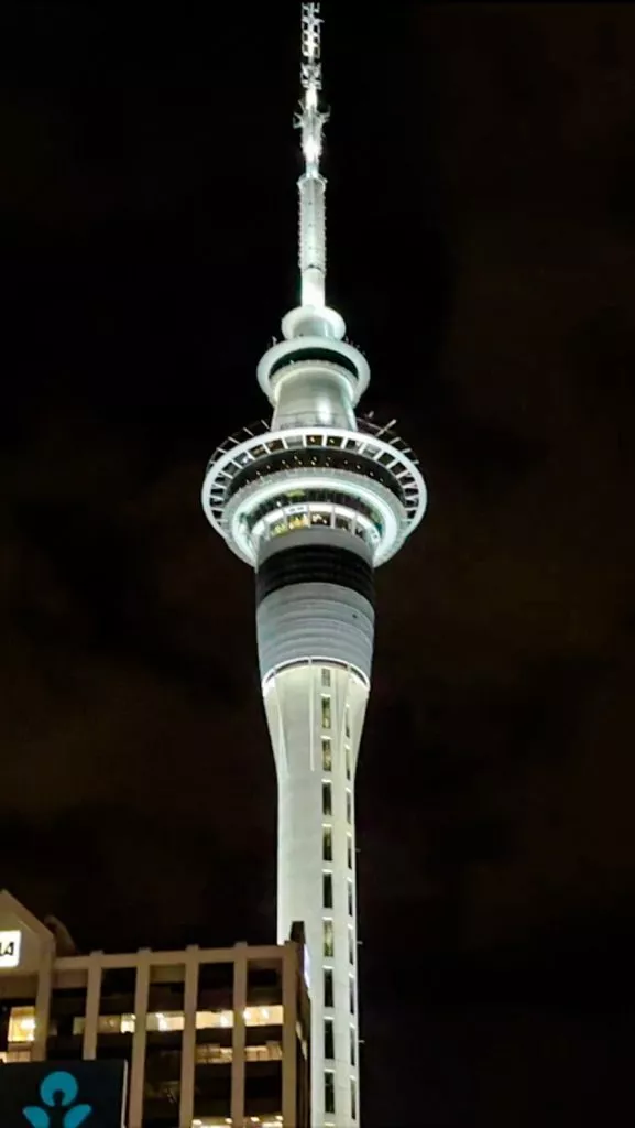 Auckland - Sky Tower bei Nacht