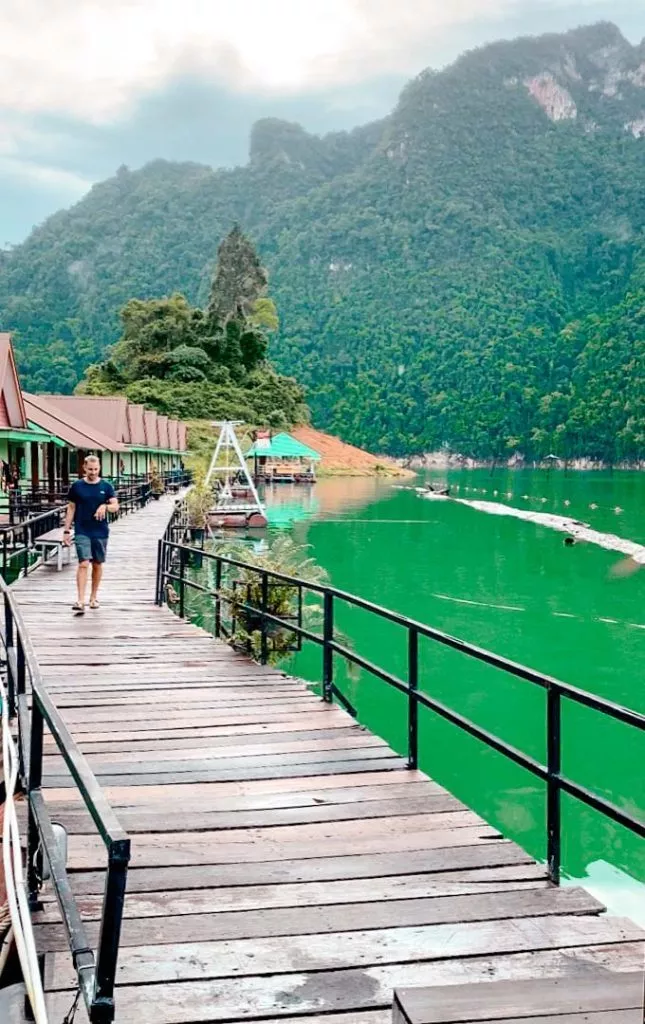 Bereich zum Schwimmen im Cheow Lan See Khao Sok Nationalpark Thailand