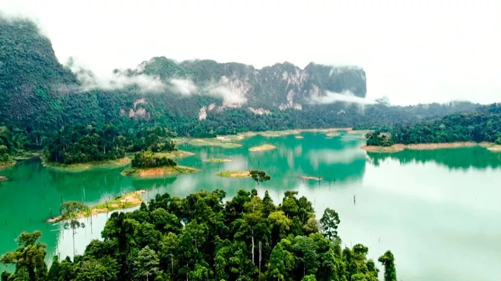 Blick auf Land im Cheow Lan See im Khao Sok Nationalpark Thailand