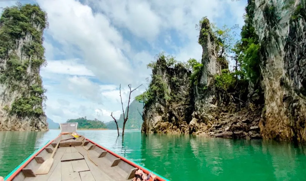 Boot auf Cheow Lan See im Khao Sok Nationalpark Thailand