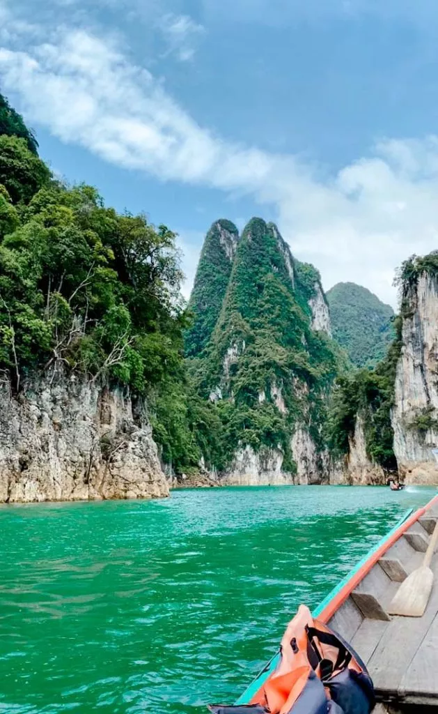Boot auf Cheow Lan See im Khao Sok Nationalpark Thailand