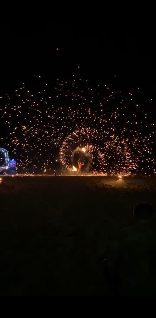feuershow am strand in thailand koh lanta