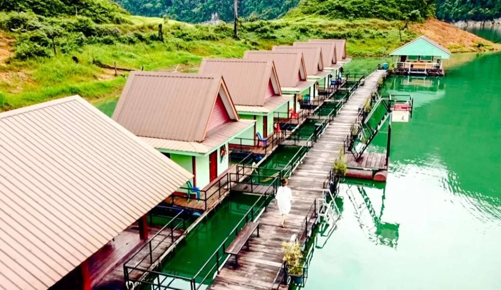 Floating Bungalows auf Cheow Lan See Khao Sok Nationalpark Thailand