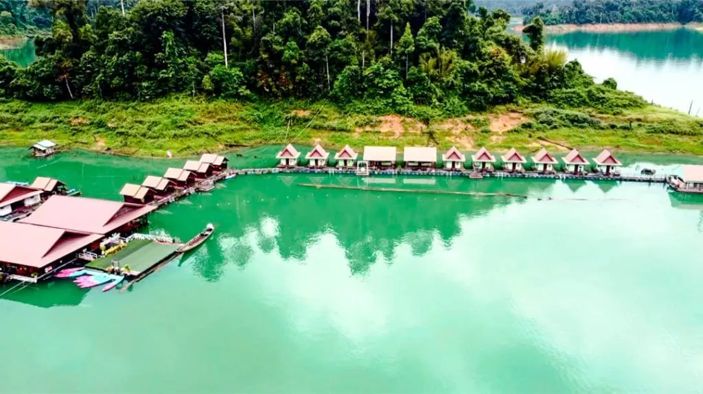 Floating Bungalows von oben im Cheow Lan See Khao Sok Nationalpark Thailand