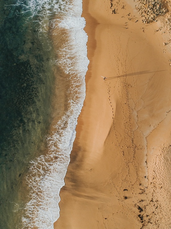 great ocean road australien drohne am bells beach