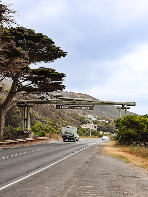 great ocean road australien memorial arch at eastern view