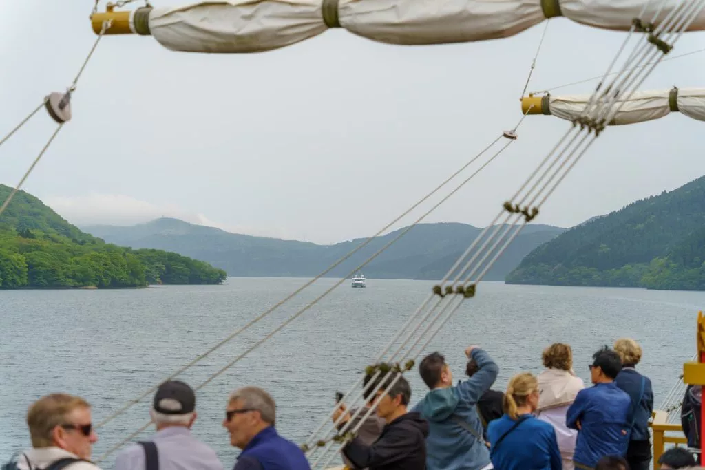 japan hakone auf einem piratenboot auf dem ashi see japan hakone auf einem piratenboot auf dem ashi see