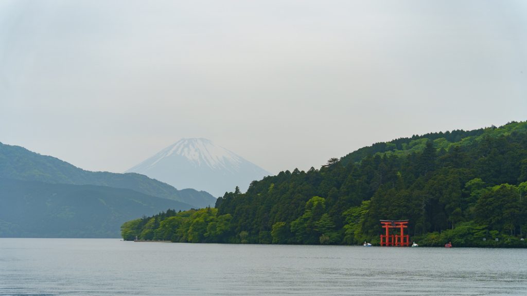 Japan_Hakone_Blick von Motohakone auf das Torii im Wasser