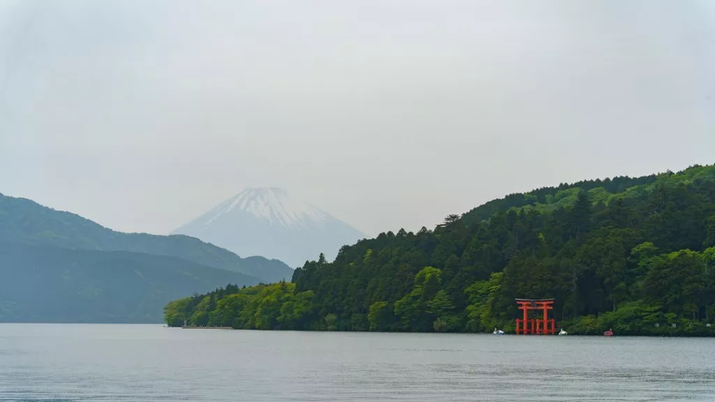 japan hakone blick von motohakone auf das torii im wasser japan hakone blick von motohakone auf das torii im wasser
